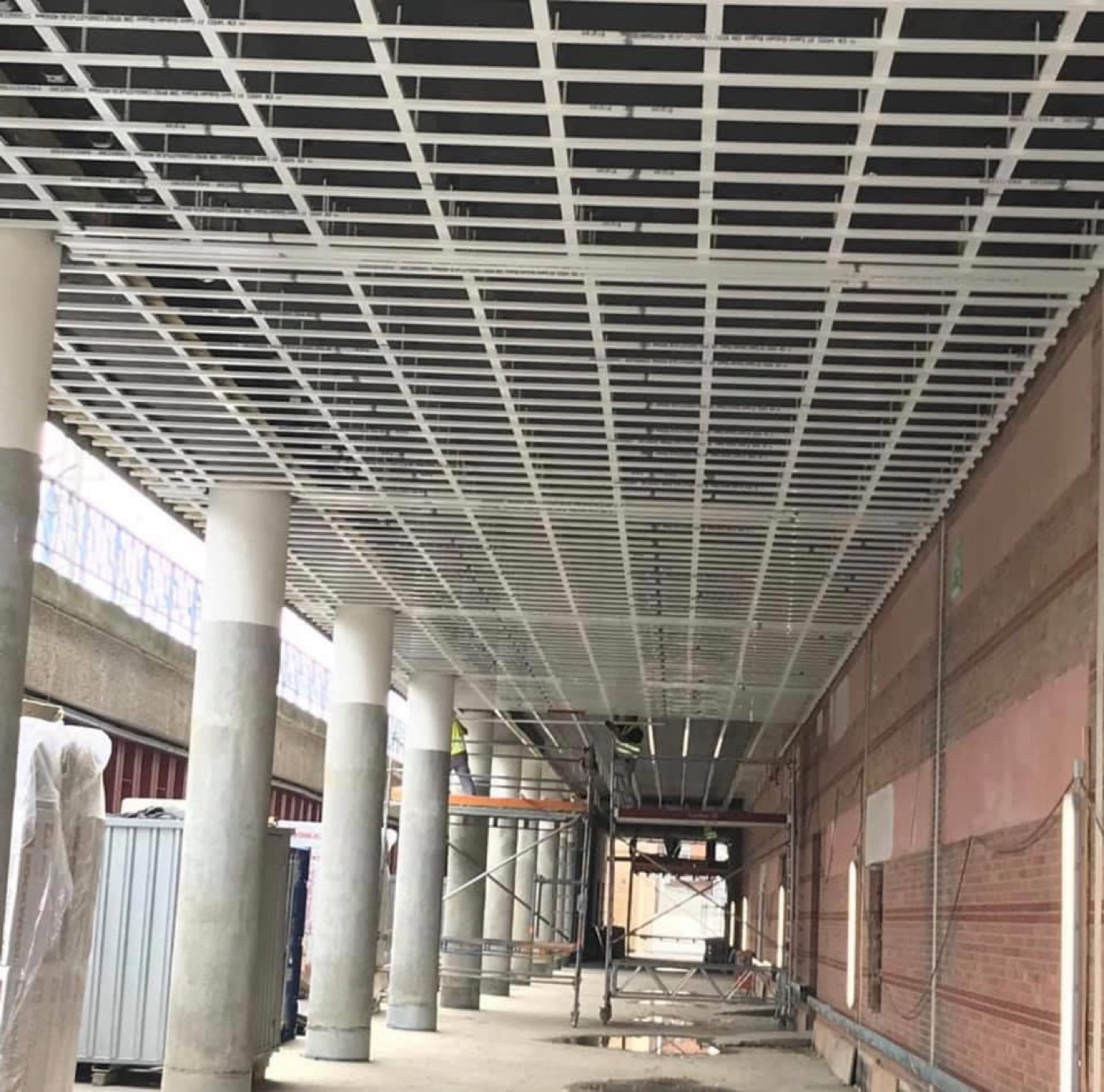 Metall-Rasterdecke im Bestandsgebäude